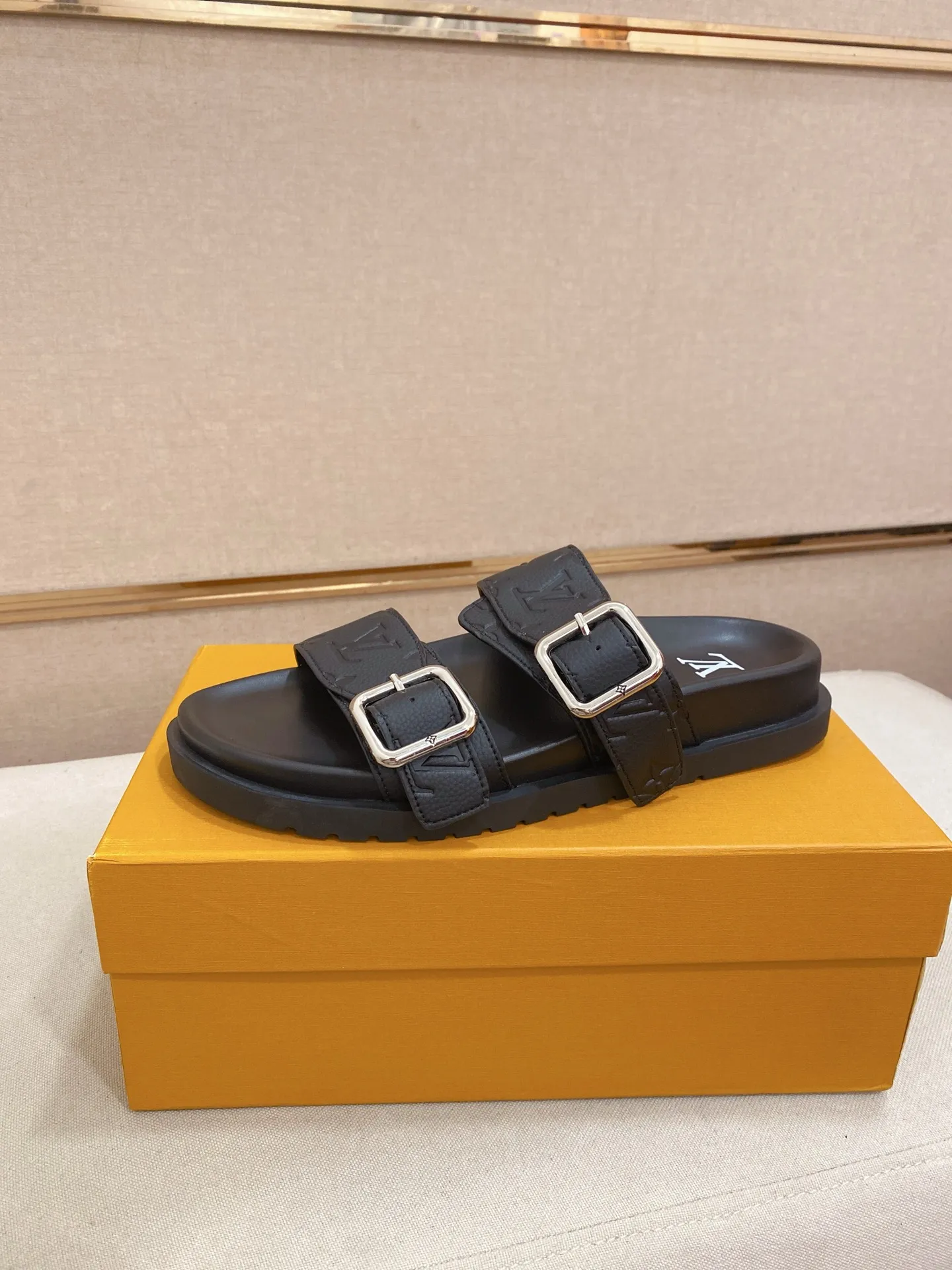 Factory price: 340💰Made by LV🔍Top purchasing agent, synchronized with men's spring and summer slippers counters. The uppers are made of cowhide imported from Italy, with logo graphics and high-quality craftsmanship. Soles: original soles specially provided by the original factory. Exclusive molded soles are super comfortable. Original factory follow-up orders. High quality. You can enter and exit the counter at will. Welcome to compare. Code number is 38-44.